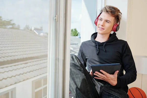 Adolescente Sorridente Com Fones Ouvido Tablet Digital Sentado Peitoril Janela — Fotografia de Stock