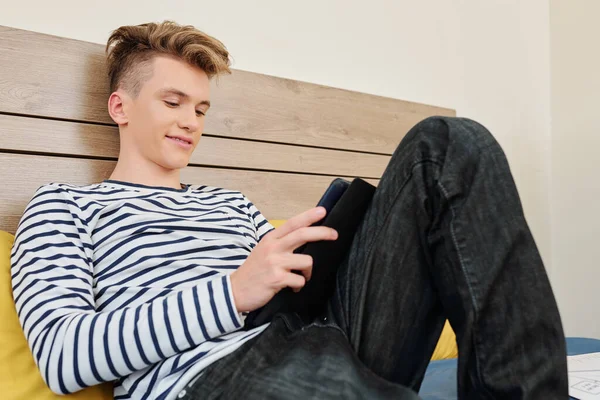 Glimlachende Tiener Jongen Rusten Zijn Slaapkamer Kijken Naar Sitcom Tablet — Stockfoto