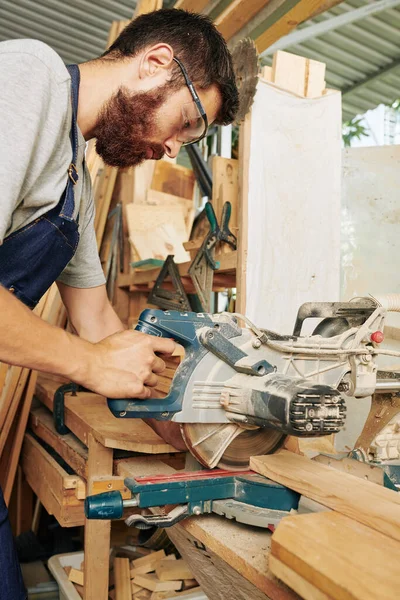 Carpinteiro Profissional Sério Usando Serra Circular Worm Drive Para Cortar — Fotografia de Stock