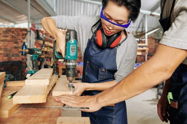 Tukang Kayu Melihat Wanita Muda Mengebor Lubang Papan Kayu Untuk — Stok Foto