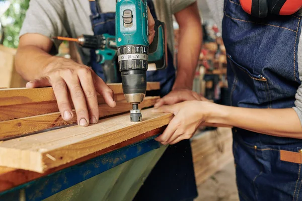 Imagem Close Carpinteiro Ajudando Segurar Prancha Madeira Quando Seu Colega — Fotografia de Stock