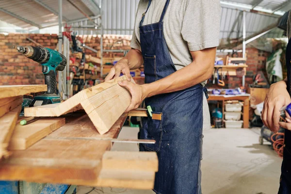 ワークショップで木製家具を作るデニムエプロンで大工の作物イメージ — ストック写真