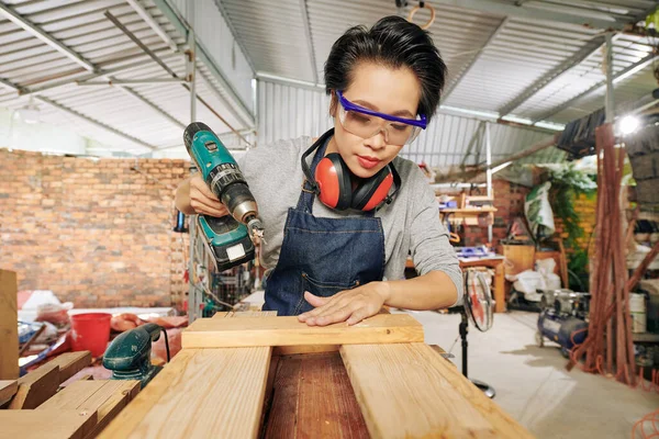 Giovane Falegname Femminile Asiatica Con Trapano Quando Assembla Libreria Libreria — Foto Stock