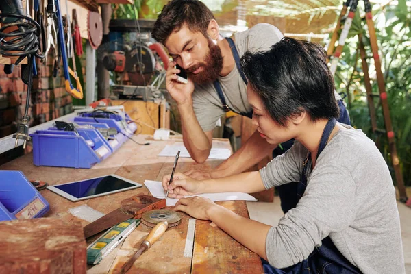 Carpenter Che Parla Telefono Con Cliente Quando Sua Collega Scrive — Foto Stock