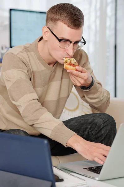 Estudante Universitário Óculos Comendo Fatia Pizza Trabalhar Laptop Casa — Fotografia de Stock