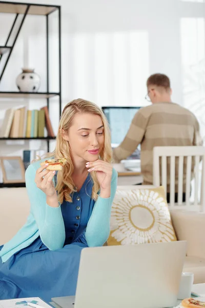Νεαρή Γυναίκα Τρώει Πίτσα Και Ελέγχει Mail Όταν Σύζυγός Της — Φωτογραφία Αρχείου
