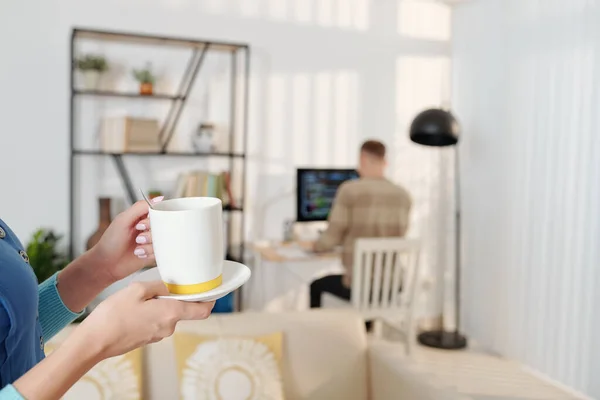 Esposa Trayendo Taza Sabroso Café Marido Que Está Trabajando Código —  Fotos de Stock