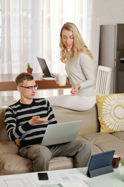Jovem Marido Mulher Discutindo Informações Tela Laptop Quando Ficar Casa — Fotografia de Stock