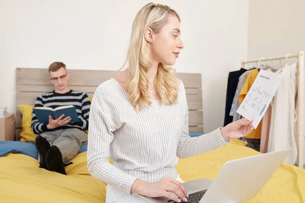 Mooie Jonge Zakenvrouw Controleren Bezoekers Activiteitenkaart Wanneer Zitten Bed Slaapkamer — Stockfoto