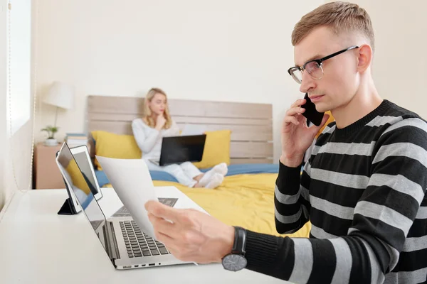 Ernstige Jonge Software Ingenieur Bespreken Document Met Collega Telefoon Bij — Stockfoto