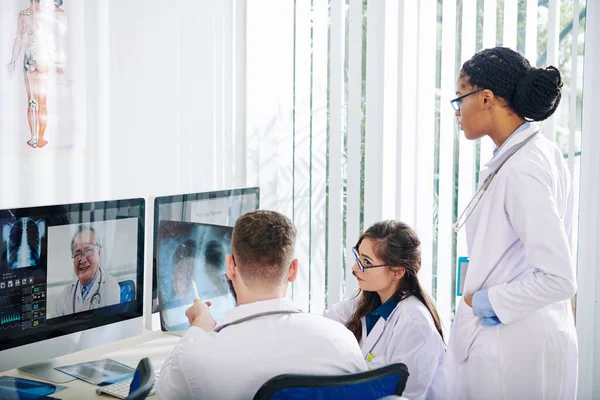 Gruppe Junger Ärzte Die Lungen Röntgenaufnahmen Von Patienten Verwenden Die — Stockfoto