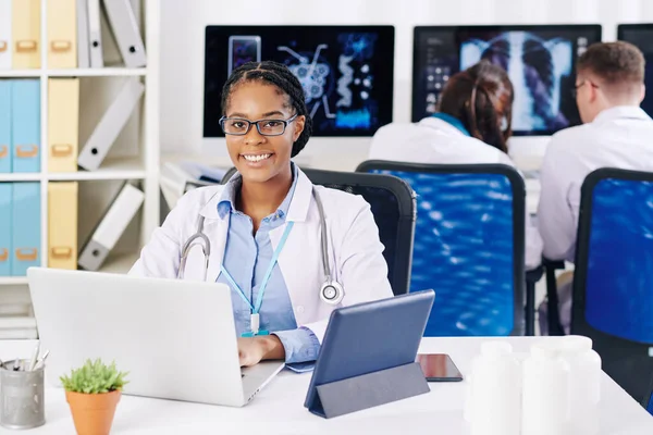 Retrato Muito Sorridente Jovem Médico Negro Sexo Feminino Trabalhando Laptop — Fotografia de Stock