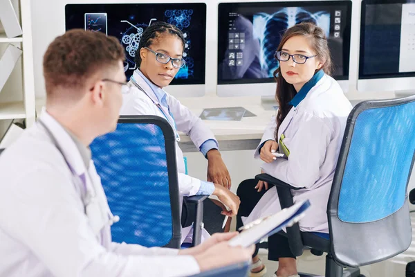 Médico Con Documento Las Manos Dando Vuelta Discutiendo Actividad Covid — Foto de Stock