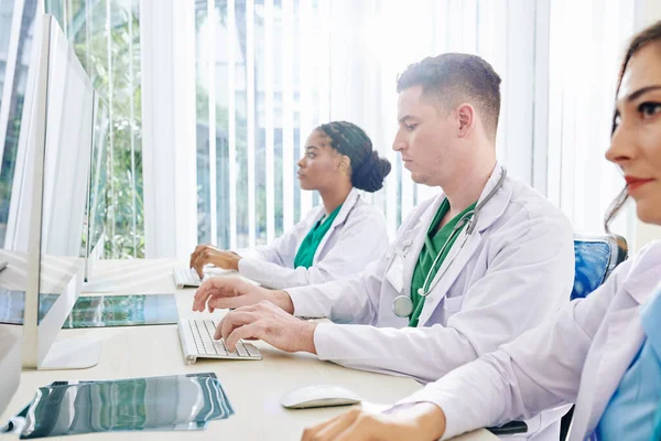 Grupo Estagiários Trabalhando Computadores Consultório Médico Preenchendo Dados Pacientes Para — Fotografia de Stock