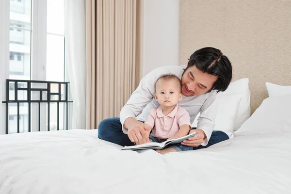 Heureux Père Assis Sur Lit Livre Lecture Pour Son Adorable — Photo