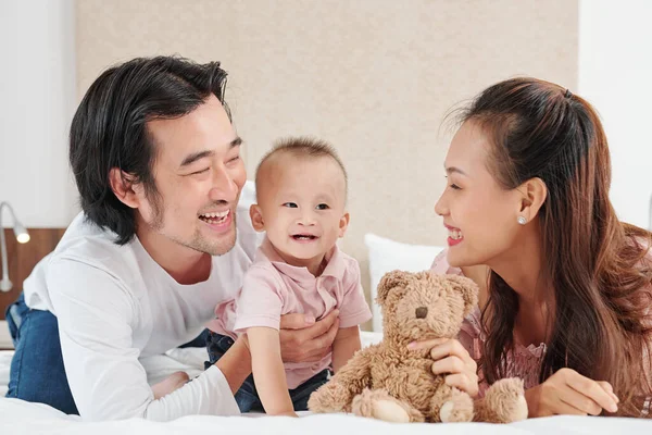 Szczęśliwy Młody Wietnamski Matka Ojciec Bawiąc Się Małym Synem Sypialni — Zdjęcie stockowe