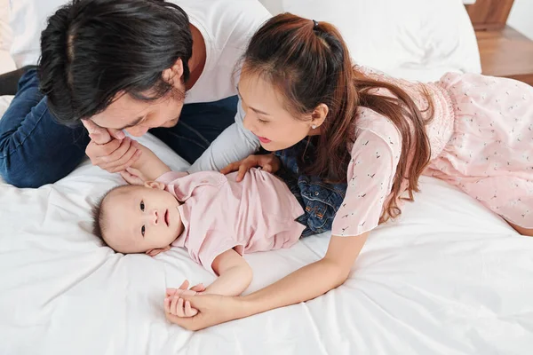 Feliz Joven Vietnamita Padres Cosquillas Pequeño Hijo Acostado Cama Mirando — Foto de Stock