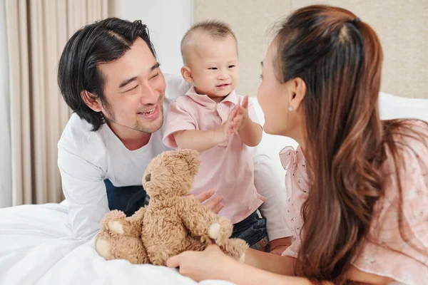 Giovani Genitori Asiatici Che Giocano Con Loro Bambino Quando Riposano — Foto Stock