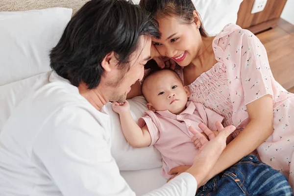 Feliz Joven Pareja Asiática Disfrutando Pasar Tiempo Con Hijo Pequeño — Foto de Stock