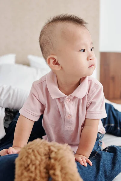 Retrato Bonito Curioso Ásia Bebê Menino Rastejando Cama Olhando Redor — Fotografia de Stock