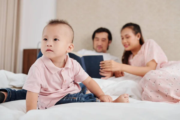 Curioso Menino Assistindo Desenhos Animados Parede Quando Seus Pais Lendo — Fotografia de Stock