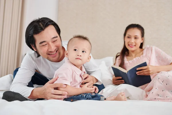 Bella Giovane Donna Con Libro Mano Guardando Suo Marito Che — Foto Stock