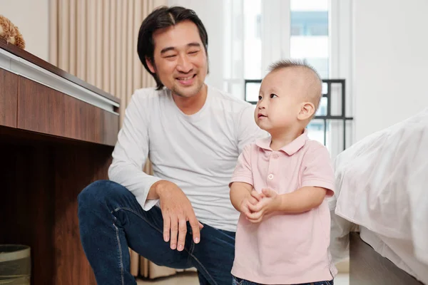 Felice Orgoglioso Giovane Padre Guardando Suo Adorabile Figlioletto Piedi Sul — Foto Stock