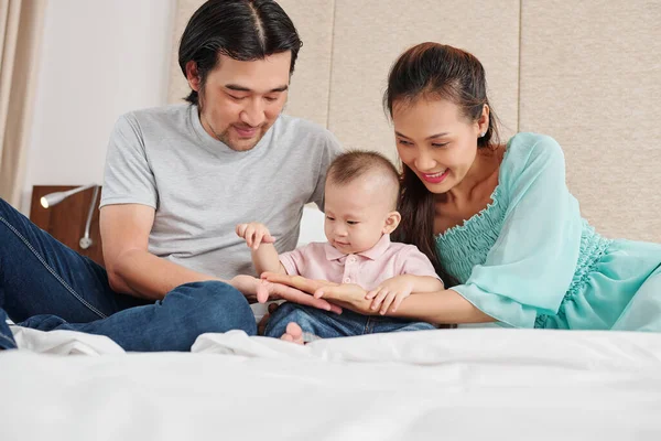 Curioso Niño Vietnamita Apuntando Las Palmas Madre Padre Cuando Estaban —  Fotos de Stock