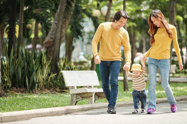 Feliz Joven Familia Vietnamita Con Pequeño Hijo Caminando Parque Día — Foto de Stock