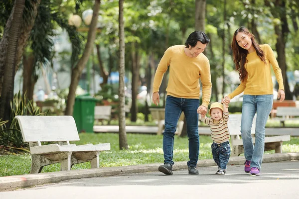 Joyful Vietnamita Marido Esposa Menino Jeans Camisolas Andando Parque Local — Fotografia de Stock