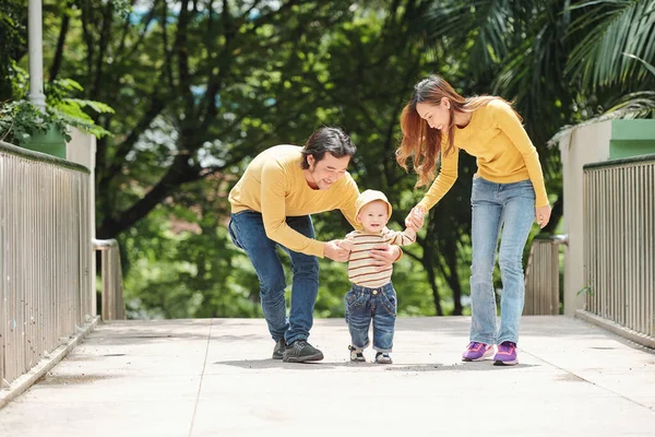 Eltern Und Kleiner Junge Spazieren Gemeinsam Park — Stockfoto