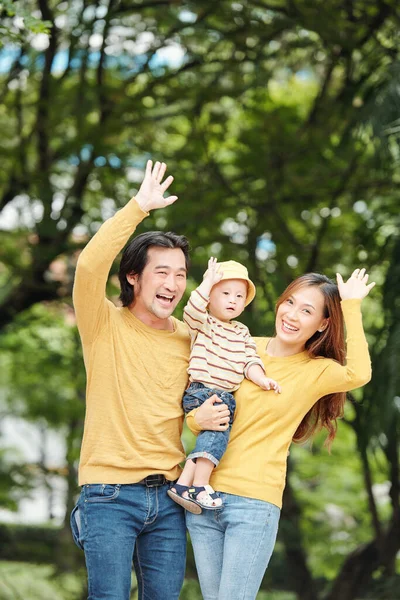 Glücklich Lächelnde Junge Vietnamesen Mit Mann Frau Und Kind Stehen — Stockfoto