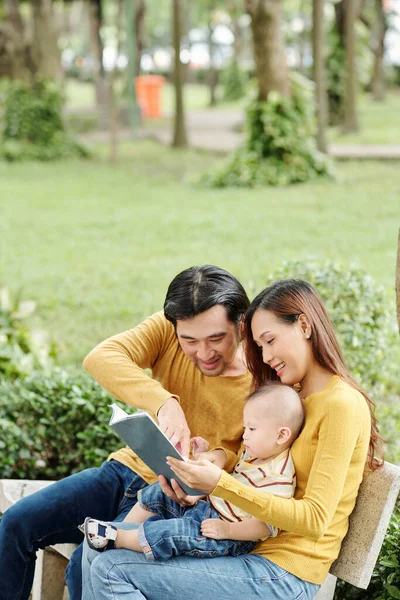 Gelukkig Jonge Ouders Tijd Doorbrengen Met Hun Zoontje Het Park — Stockfoto