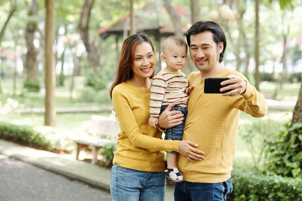 Feliz Joven Vietnamita Hablando Selfie Con Esposa Hijo Pequeño Caminar —  Fotos de Stock