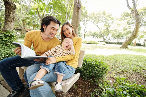 Adorabile Bambino Seduto Sulle Ginocchia Sua Madre Sbadigliando Mentre Annoiava — Foto Stock