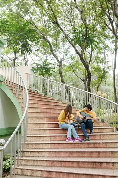 Padres Hijo Sentados Escalones Padre Tocando Guitarra Otros Disfrutando Buena — Foto de Stock