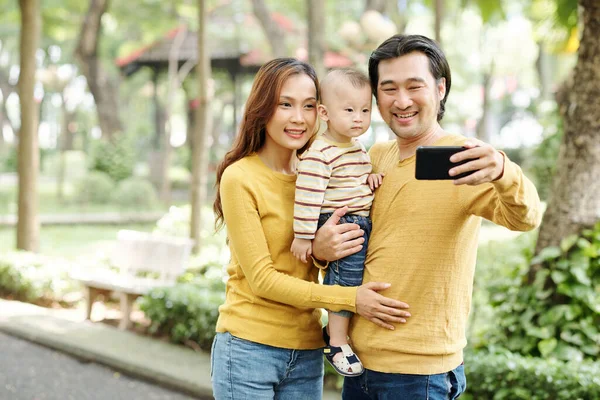 Šťastná Mladá Asijská Rodina Tří Fotografování Spolu Parku — Stock fotografie