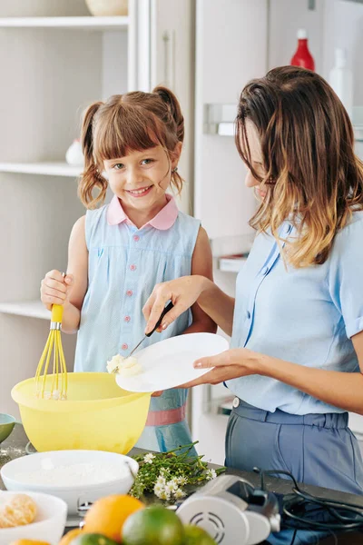 Junge Frau Gibt Weiche Butter Große Plastikschüssel Wenn Ihre Tochter — Stockfoto