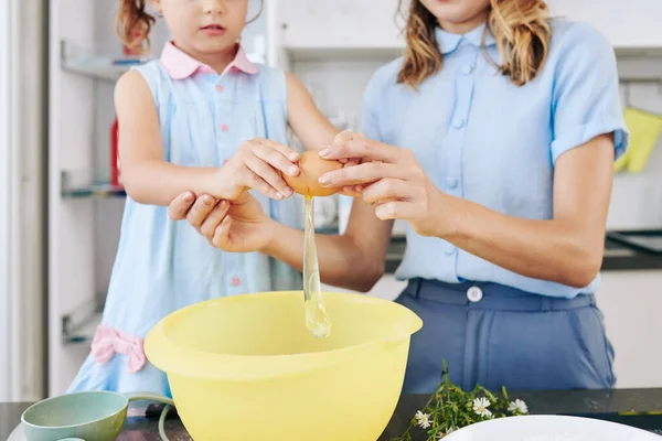 Moeder Leren Dochter Hoe Eieren Kraken Kom Bij Het Maken — Stockfoto