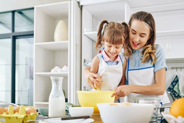 Gelukkig Moeder Dochter Brengen Weekend Samen Het Maken Van Pannenkoeken — Stockfoto