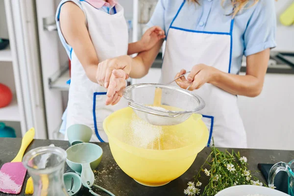 Mother Teaching Daughter How Sift Flour Bowl Using Sieve Making — Stock Photo, Image