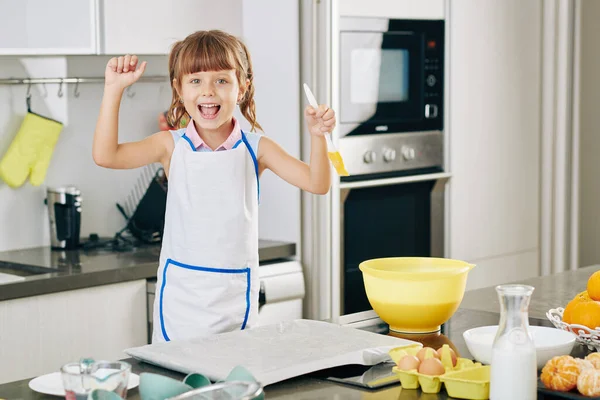 Portret Van Gelukkig Opgewonden Meisje Met Siliconen Borstel Hand Genieten — Stockfoto