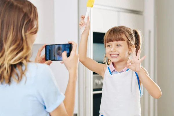 Lachend Mooi Klein Meisje Poseren Met Siliconen Borstel Het Maken — Stockfoto