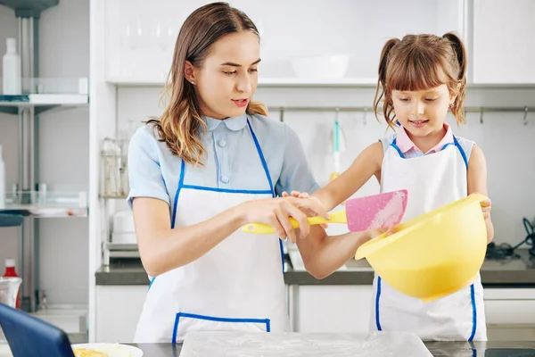 Klein Meisje Wit Schort Helpen Moeder Met Het Maken Van — Stockfoto