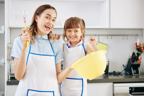 Joyful Jonge Moeder Haar Dochtertje Poseren Met Siliconen Spatel Grote — Stockfoto