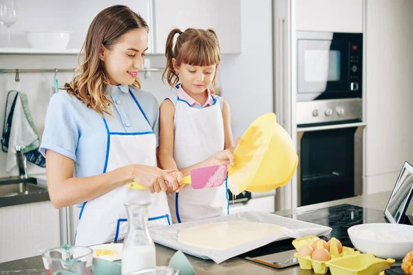 Little Girl Looking Her Mother Pouring Cake Dough Baking Sheet — ストック写真