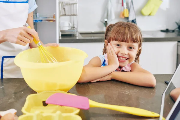 Feliz Menina Animada Sentada Balcão Cozinha Quando Sua Mãe Batendo — Fotografia de Stock