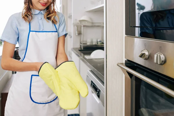 Sonriente Joven Que Pone Manoplas Cocina Para Abrir Horno Caliente — Foto de Stock