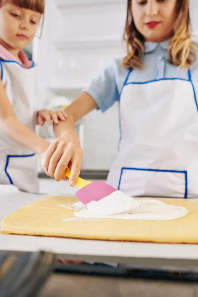 Moeder Helpen Dochter Aan Brengen Slagroom Taart Wanneer Het Maken — Stockfoto