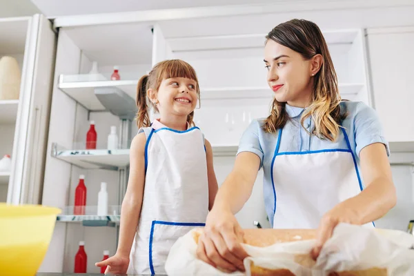 Opgewonden Klein Meisje Kijken Naar Haar Moeder Rollen Taart Met — Stockfoto